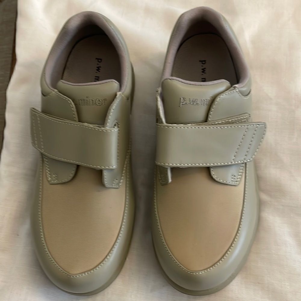 P.W. MINOR CLAY TAUPE LEATHER COMFORT SHOES.  NEW